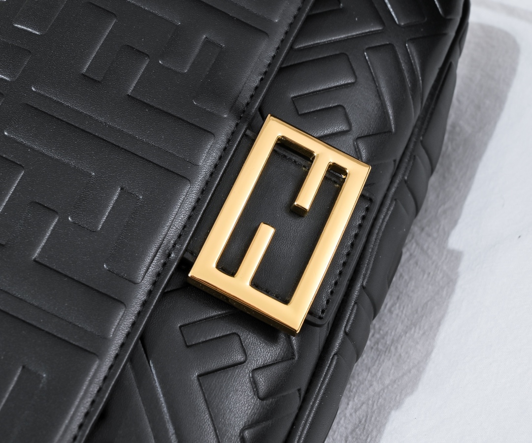 FENDI Baguette Handbag 6608