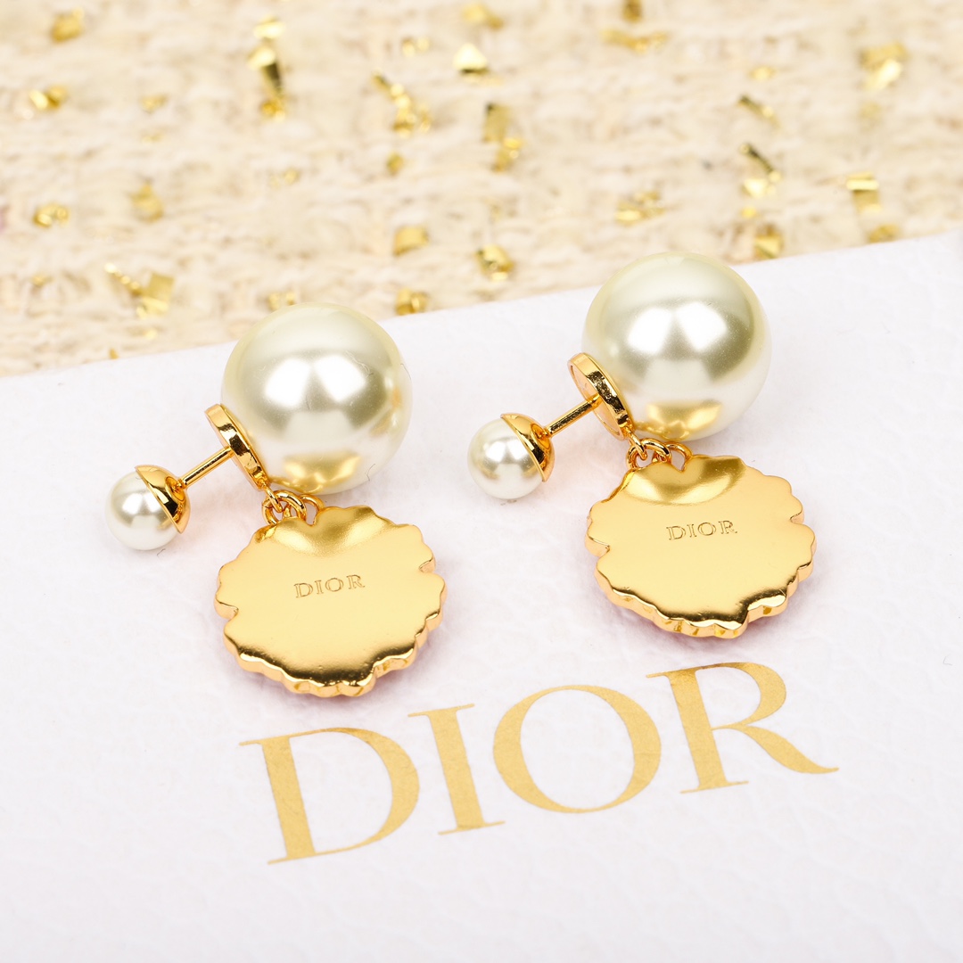 Dior four-leaf clover CD pearl earrings