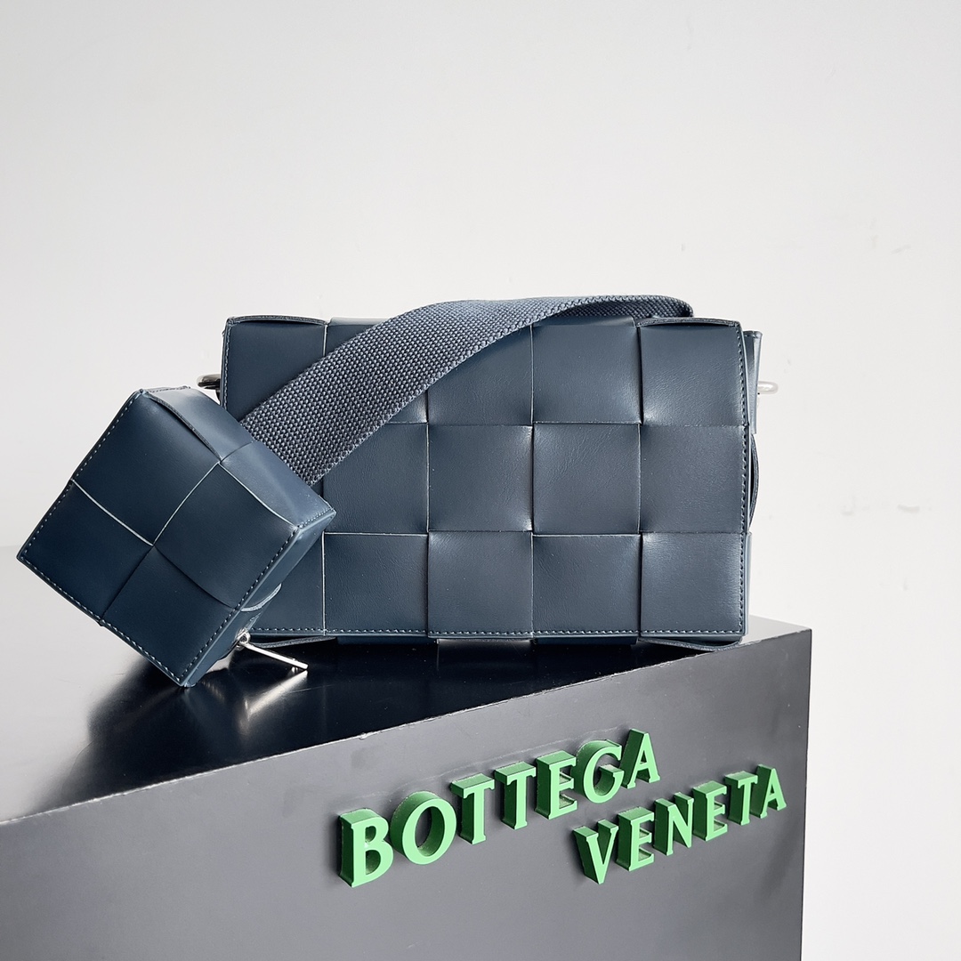 Bottega Veneta cassette bag 741777