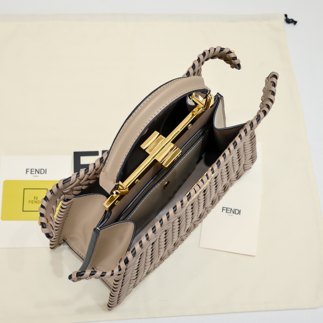 FENDI BAGUETTE Medium Handbag 3318