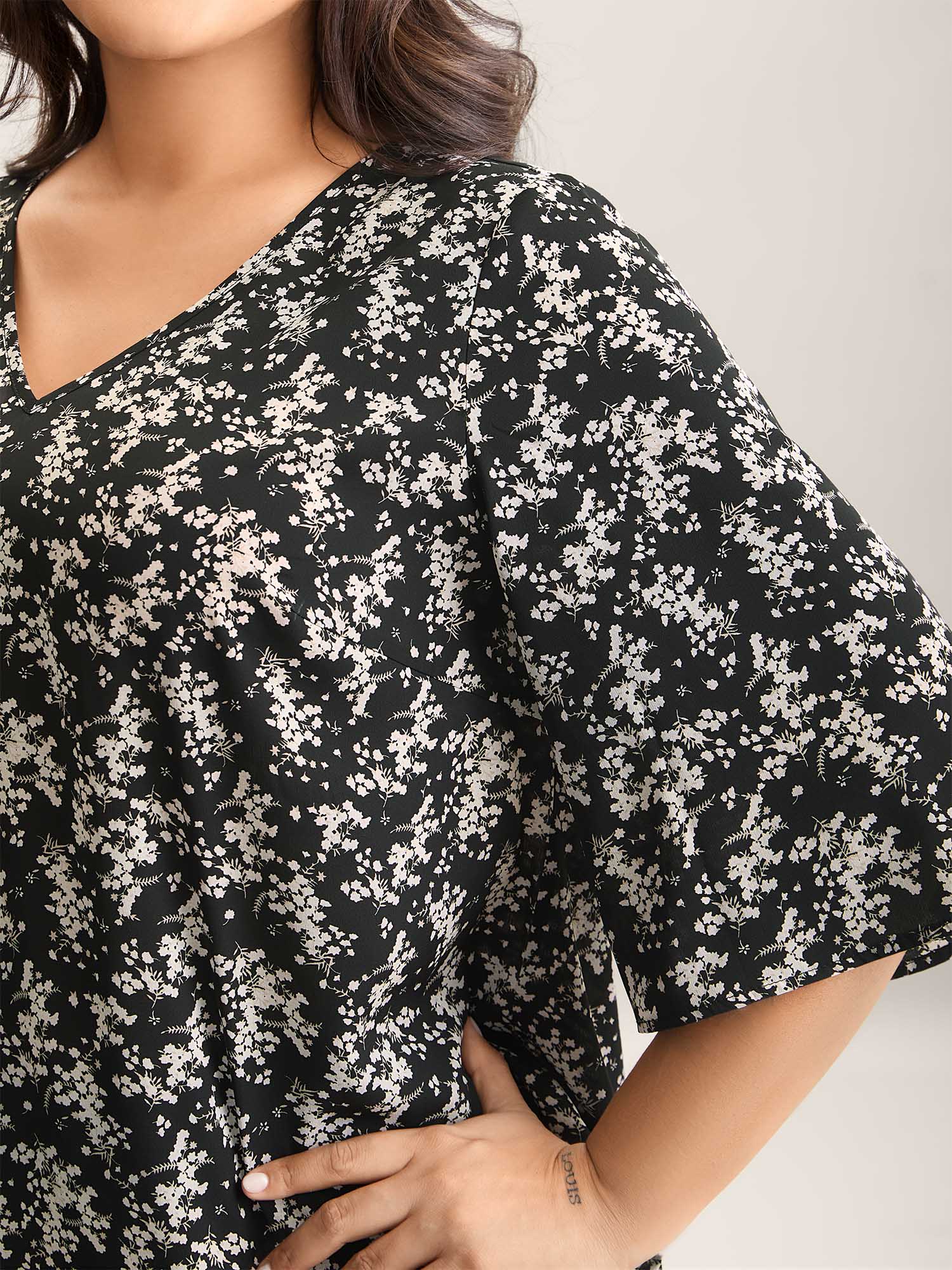 Floral Print Curvy Hem V-Neck Shirt