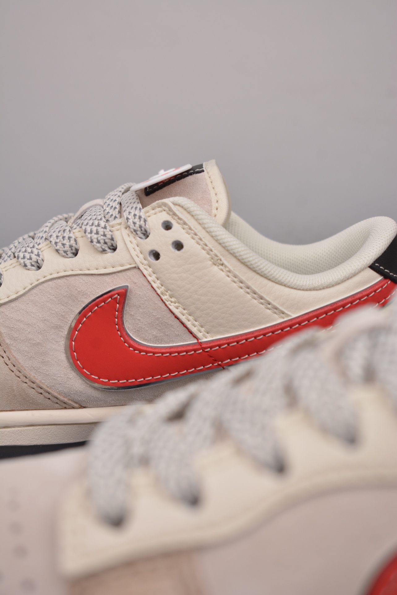 《Hello Kitty》x Nike By You SB Dunk Low RetroHello Kitty And Friends XY1688-018