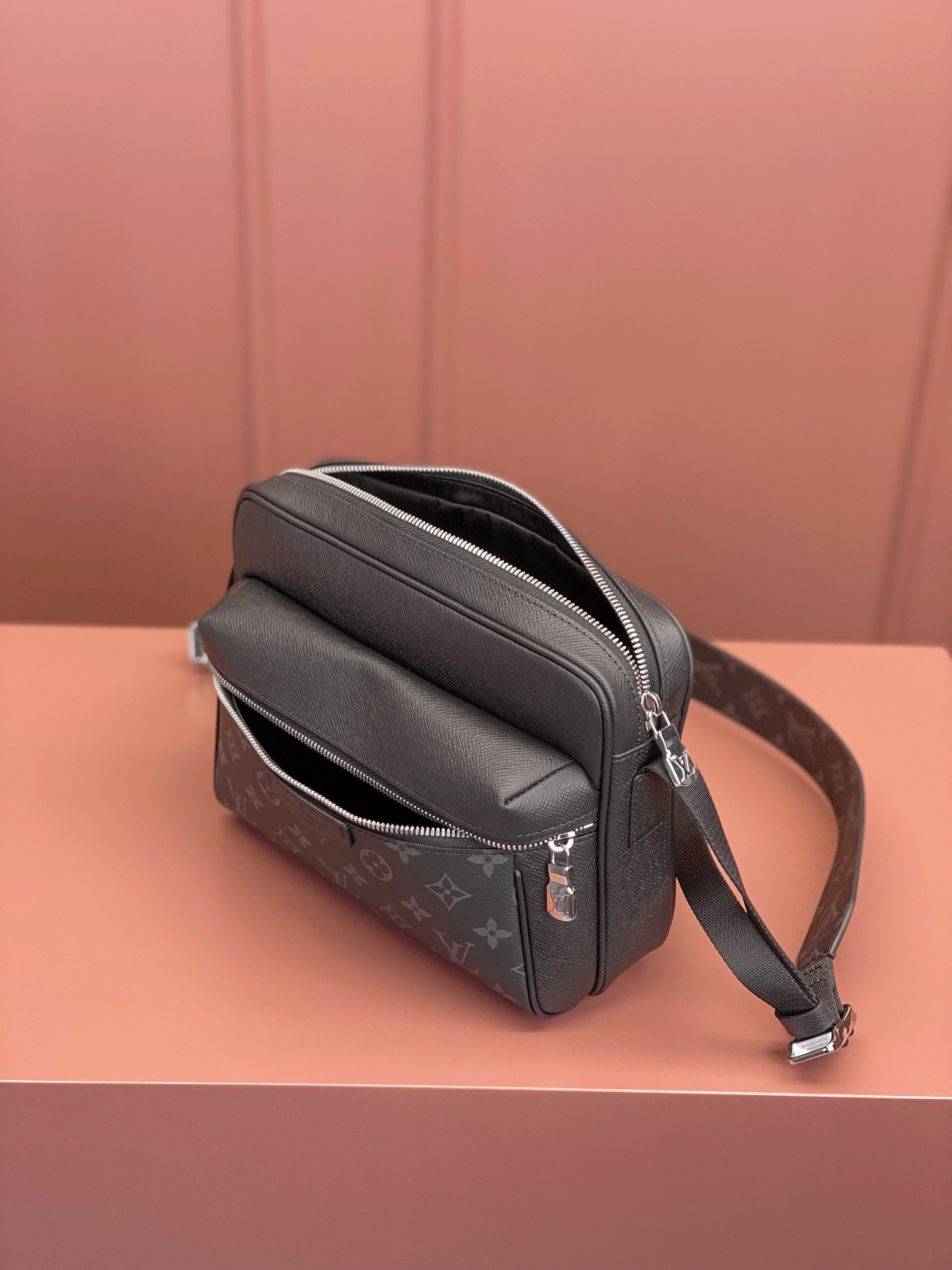 Louis Vuitton OUTDOOR Messenger Bag M30233