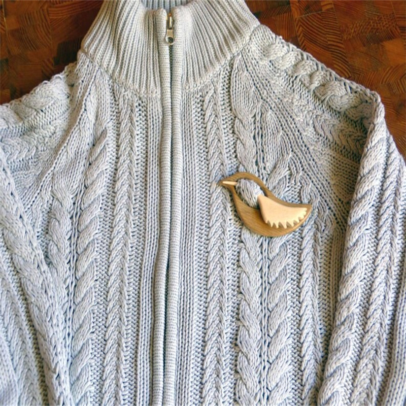 Brooch pin with wooden animal pattern (sweater clip)