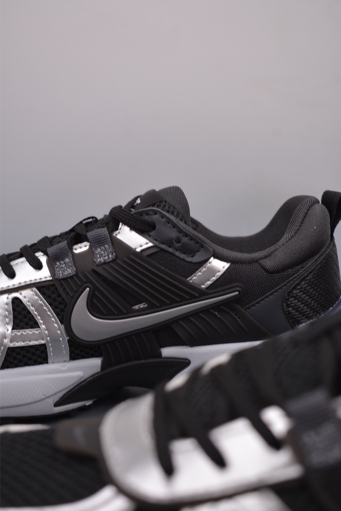 Nike Wmns V2K Runtekk LowBlack Metallic Silver FD0736-005