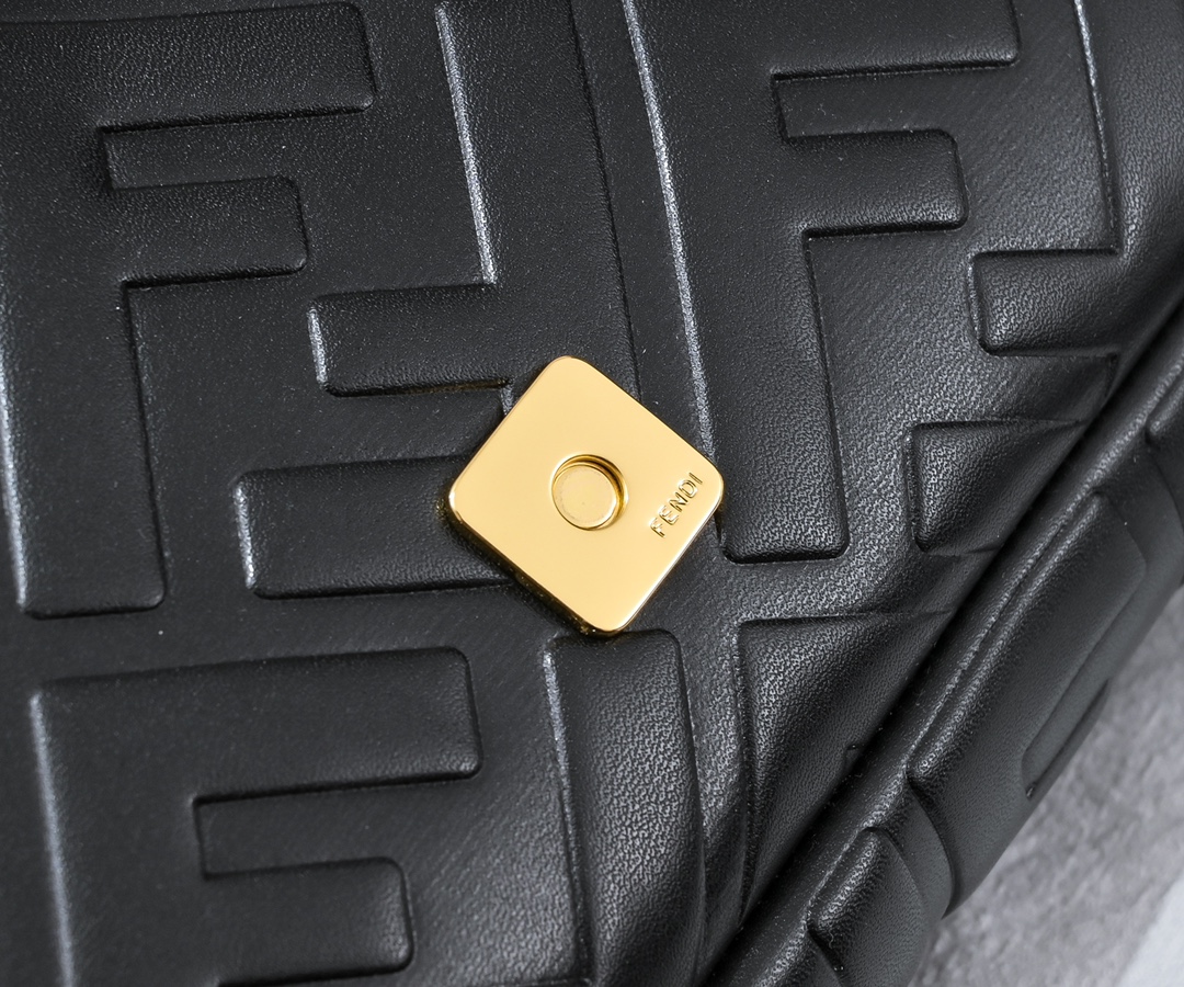 FENDI Baguette Handbag 6608