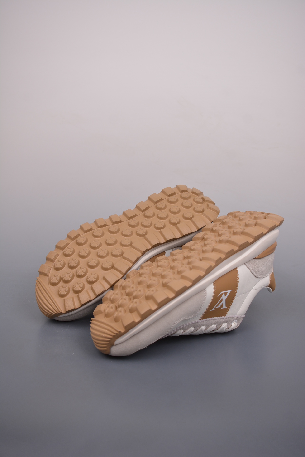 Louis Vuitton Couro Maden Luxe Low Sneaker Beige Gray Brown