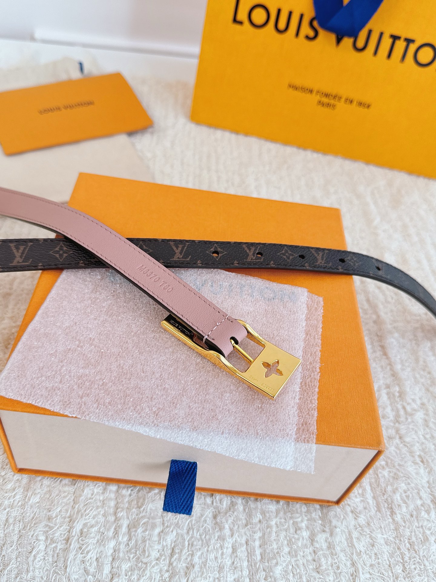 Louis Vuitton double-faced leather women's belt with monogram pattern, 1.8cm wide
