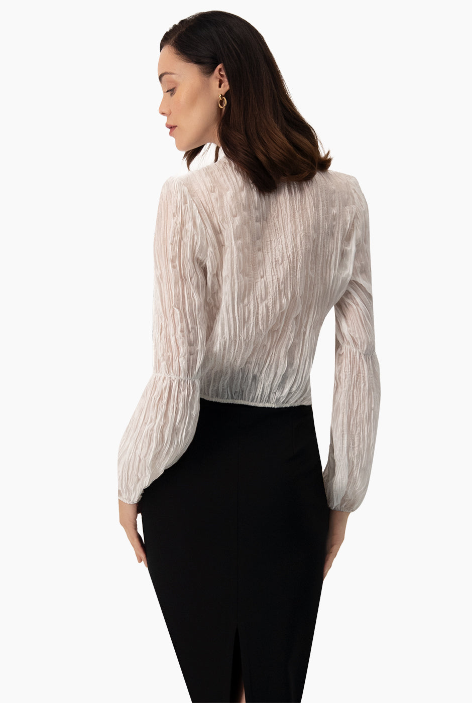 Blusa blanca de moño en cuello