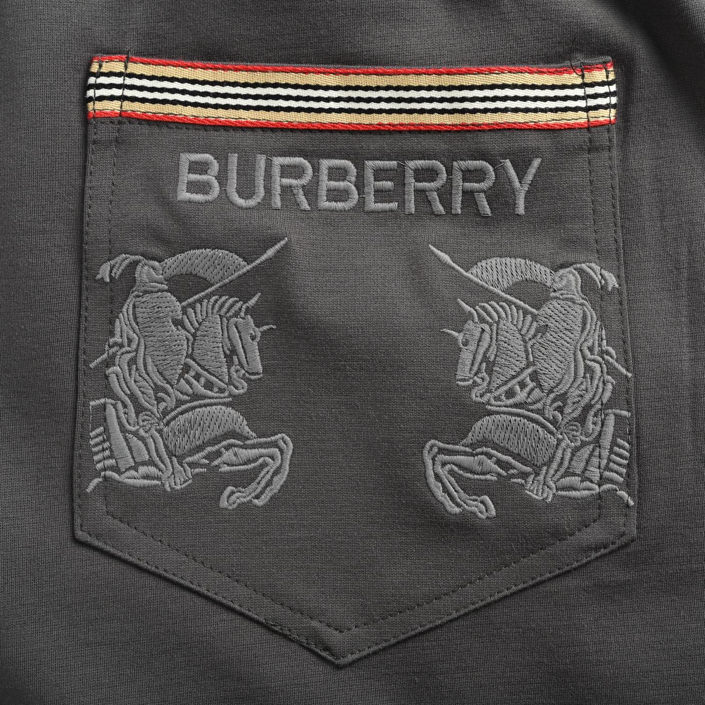 Burberry 25ss Warhorse Embroidered Back Pocket Print Shorts