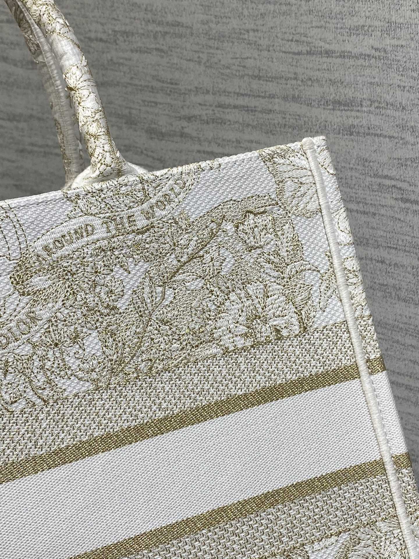 Dior embroidered tote bag medium