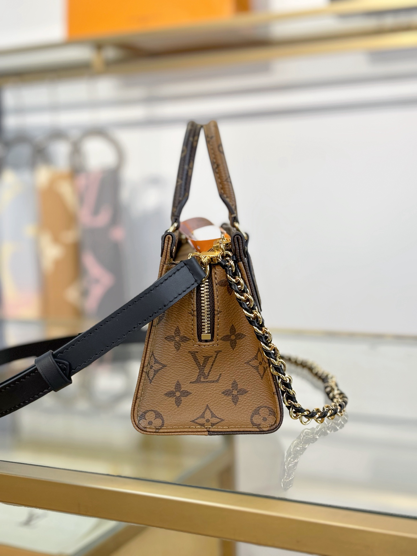 Louis Vuitton ONTHEGO EAST WEST CHAIN ​​Handbag M14236