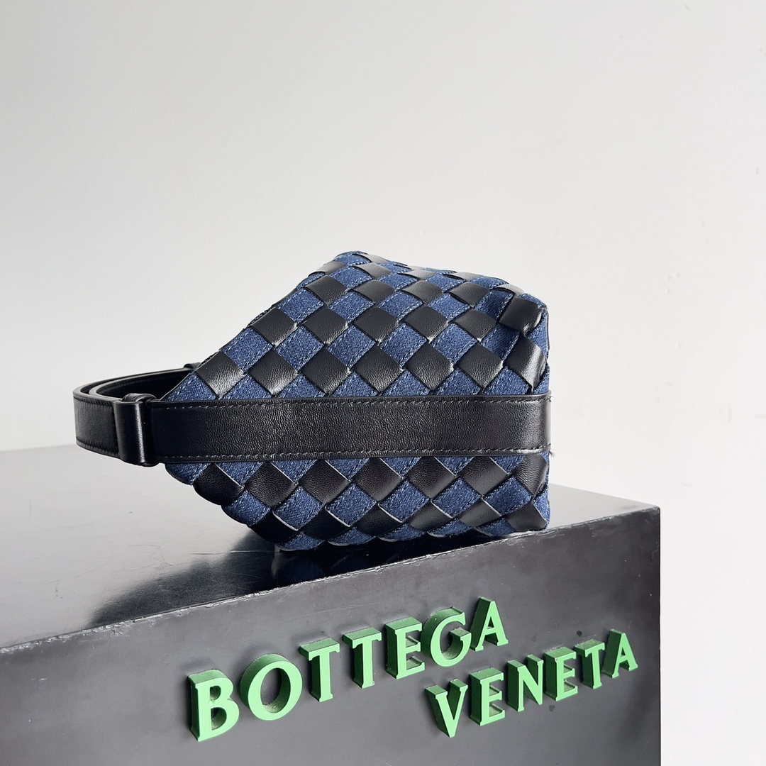 Bottega Veneta wallace handbag 796393