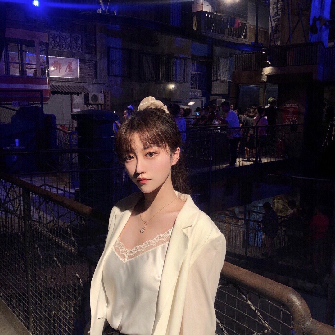 Louis Vuitton White Shell Classic Flower Necklace