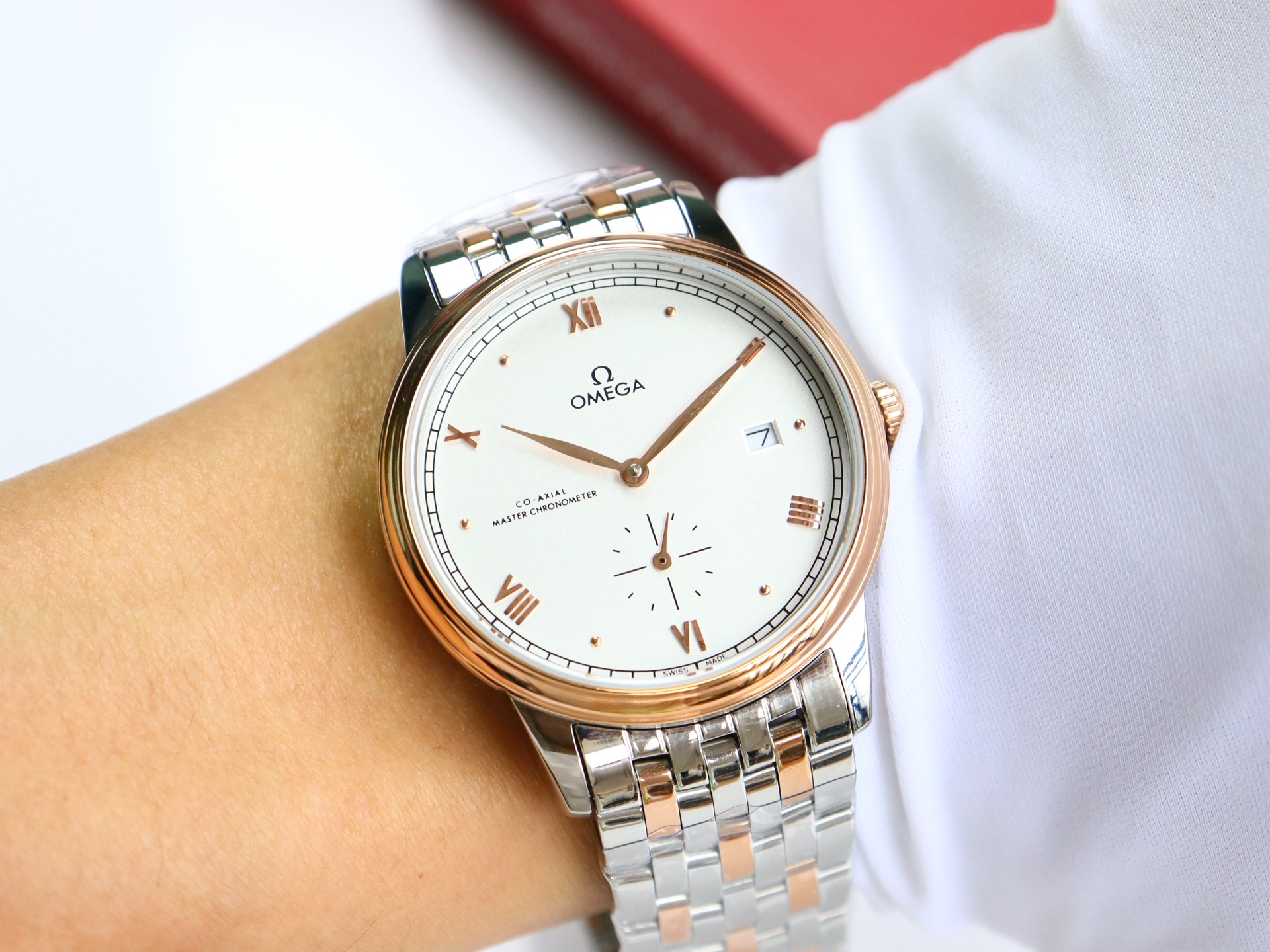 Omega De Ville series two-hand semi-mechanical men's watch