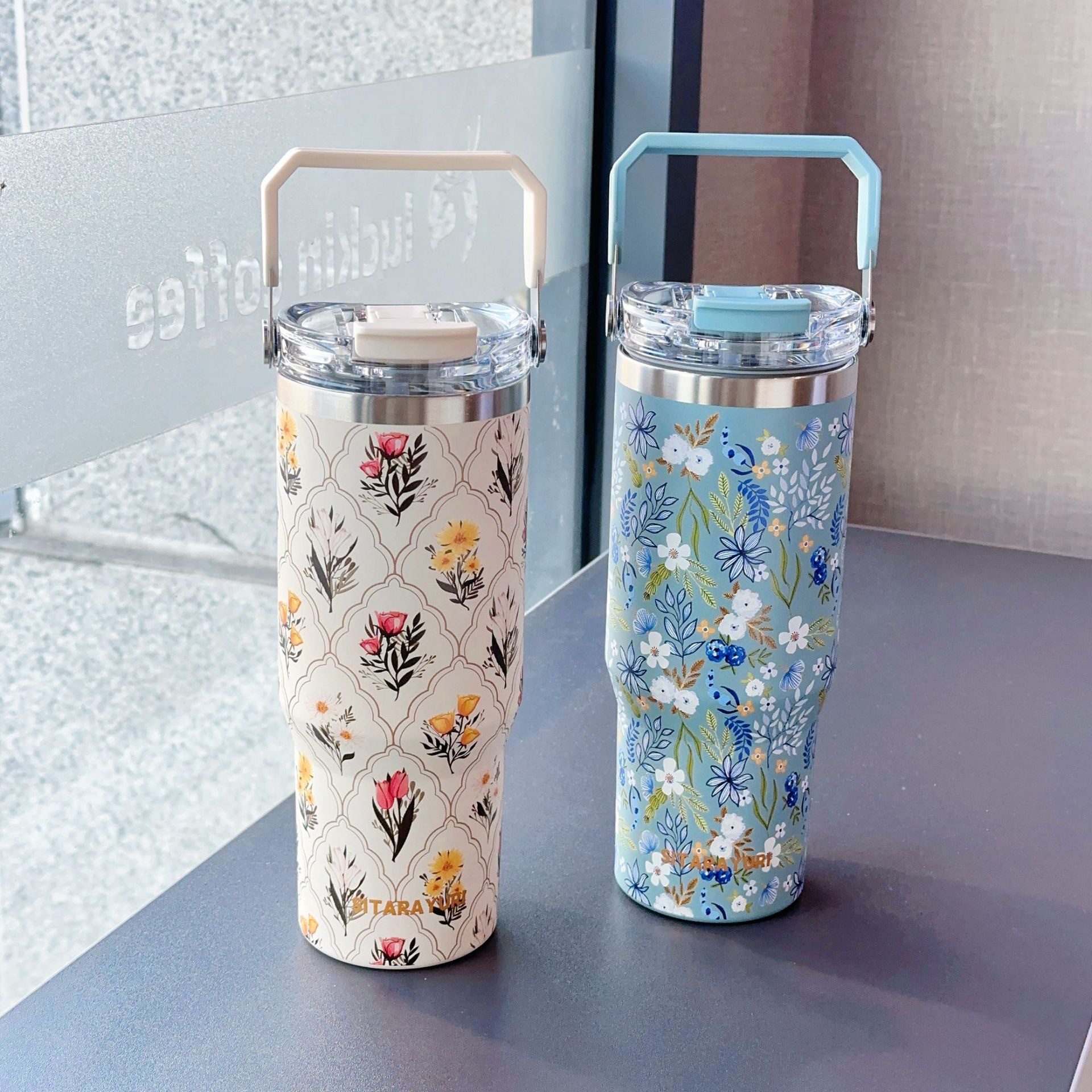 This portable thermos features a 3D floral design, making it suitable for car use and keeping drinks ice-cold. Its hard handle makes it portable and ideal for outdoor travel.