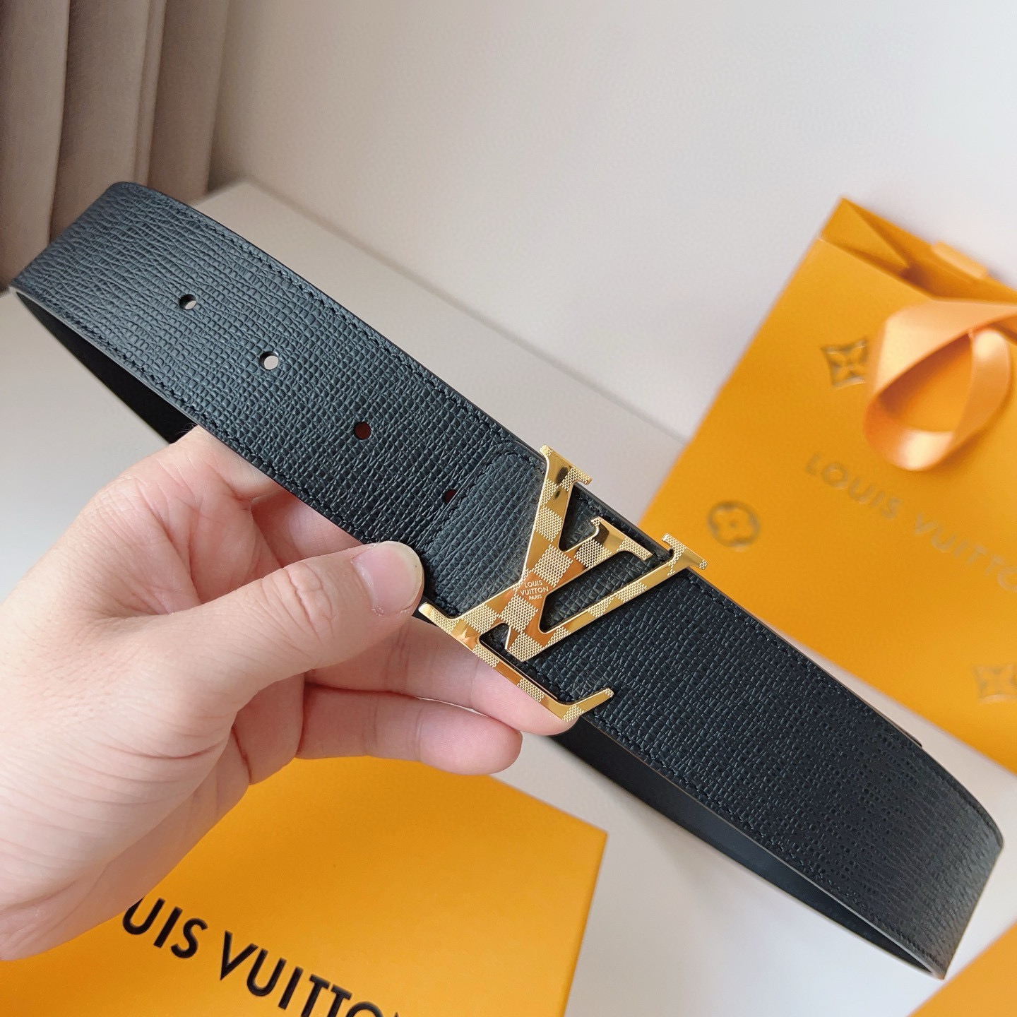 Louis Vuitton engraved buckle men's belt, 4cm wide