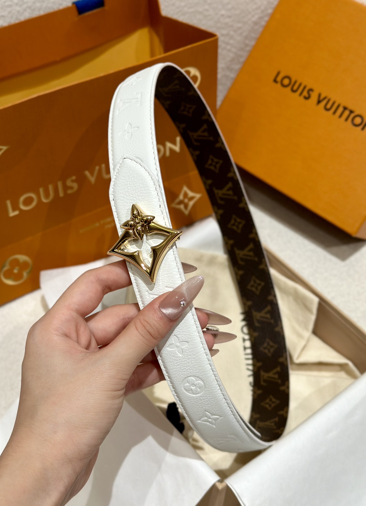 Louis Vuitton embossed double-faced cowhide belt, 3cm wide