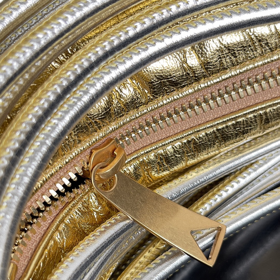 Bottega Veneta tubular leather jodie handbag 755540