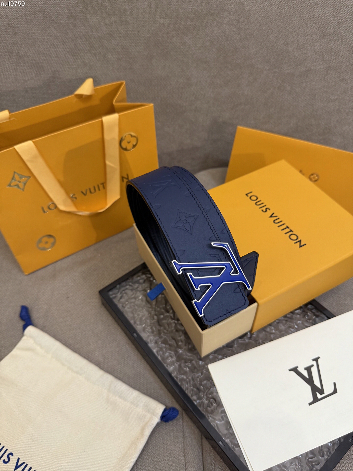 Louis Vuitton Monogram embossed double-faced cowhide belt, 4CM wide