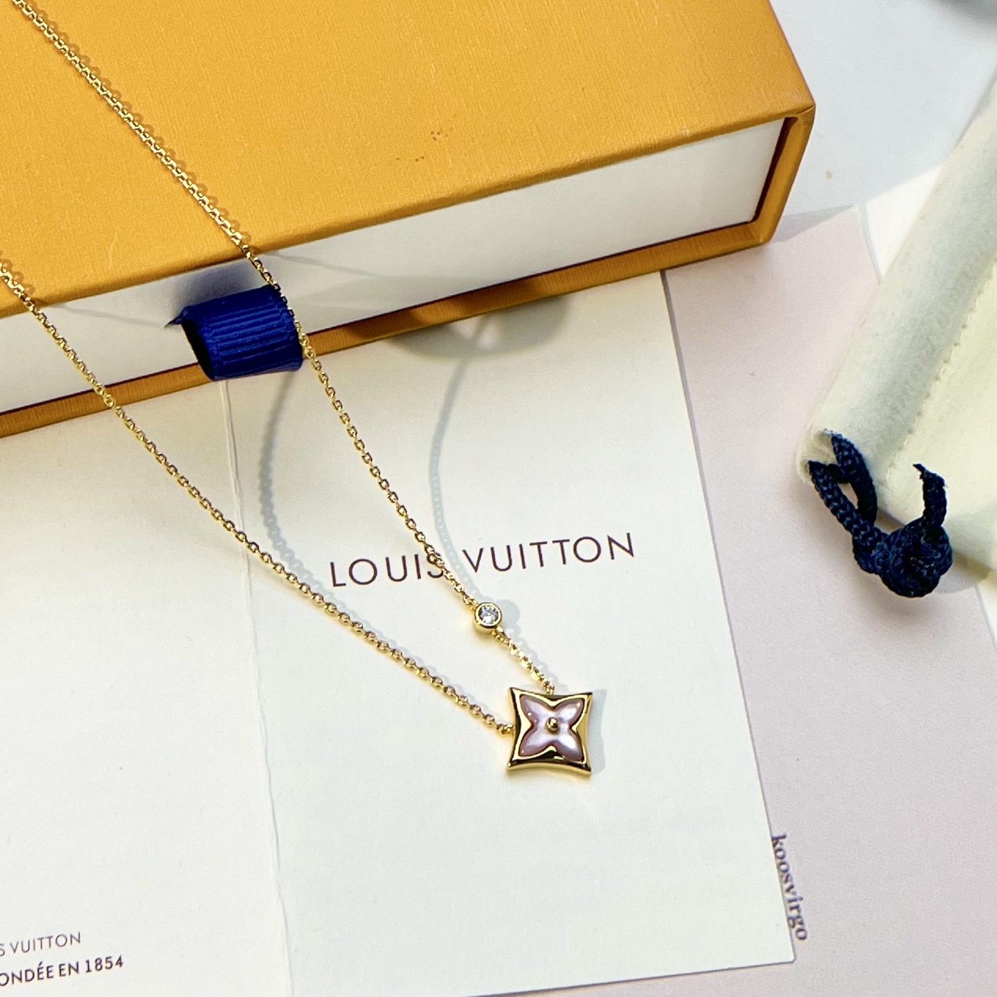 Louis Vuitton single flower diamond necklace