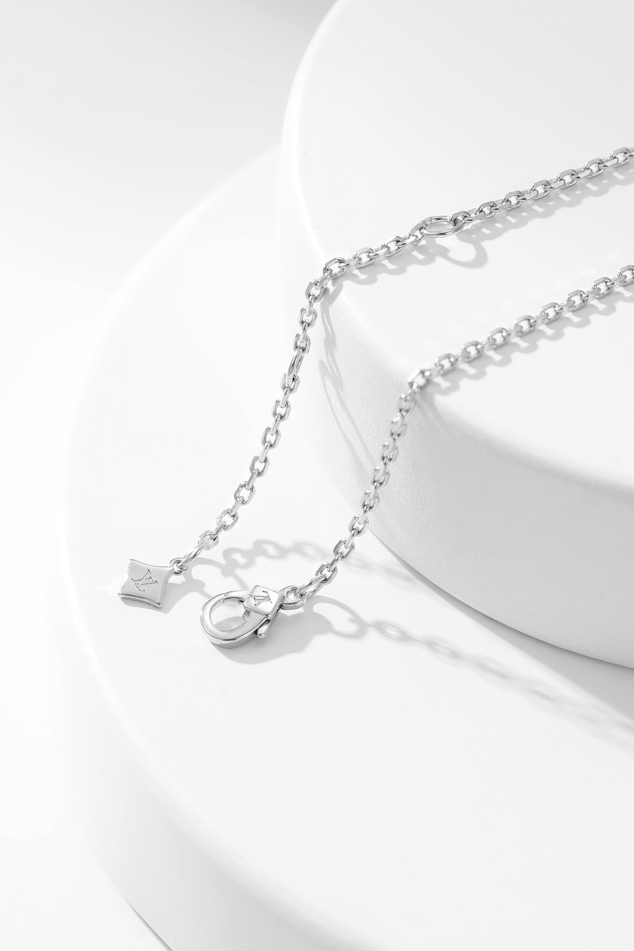 LV Color Blossom series four-pointed star pattern necklace