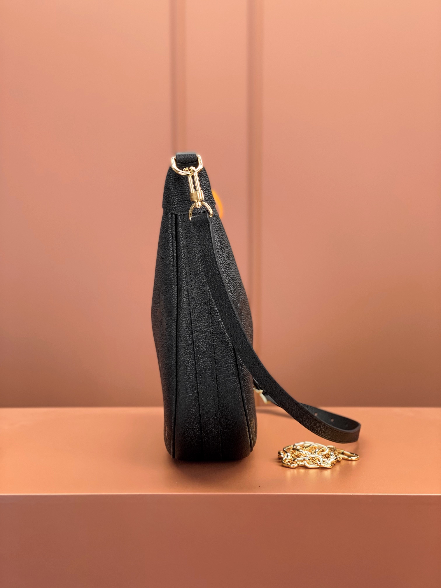 Louis Vuitton LOOP HOBO Handbag M46725