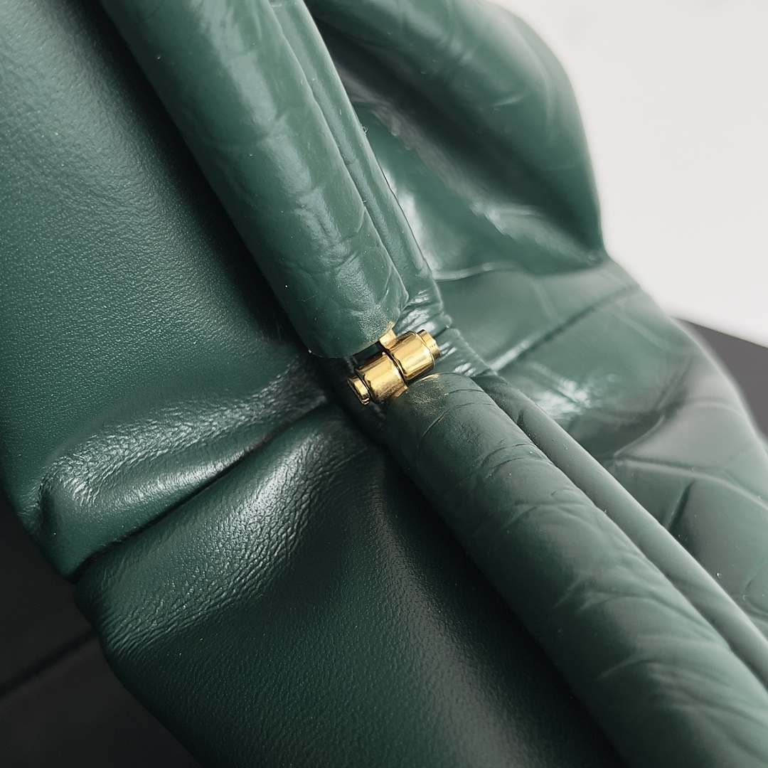 Bottega Veneta POUCH crocodile pleated cloud bag 576227