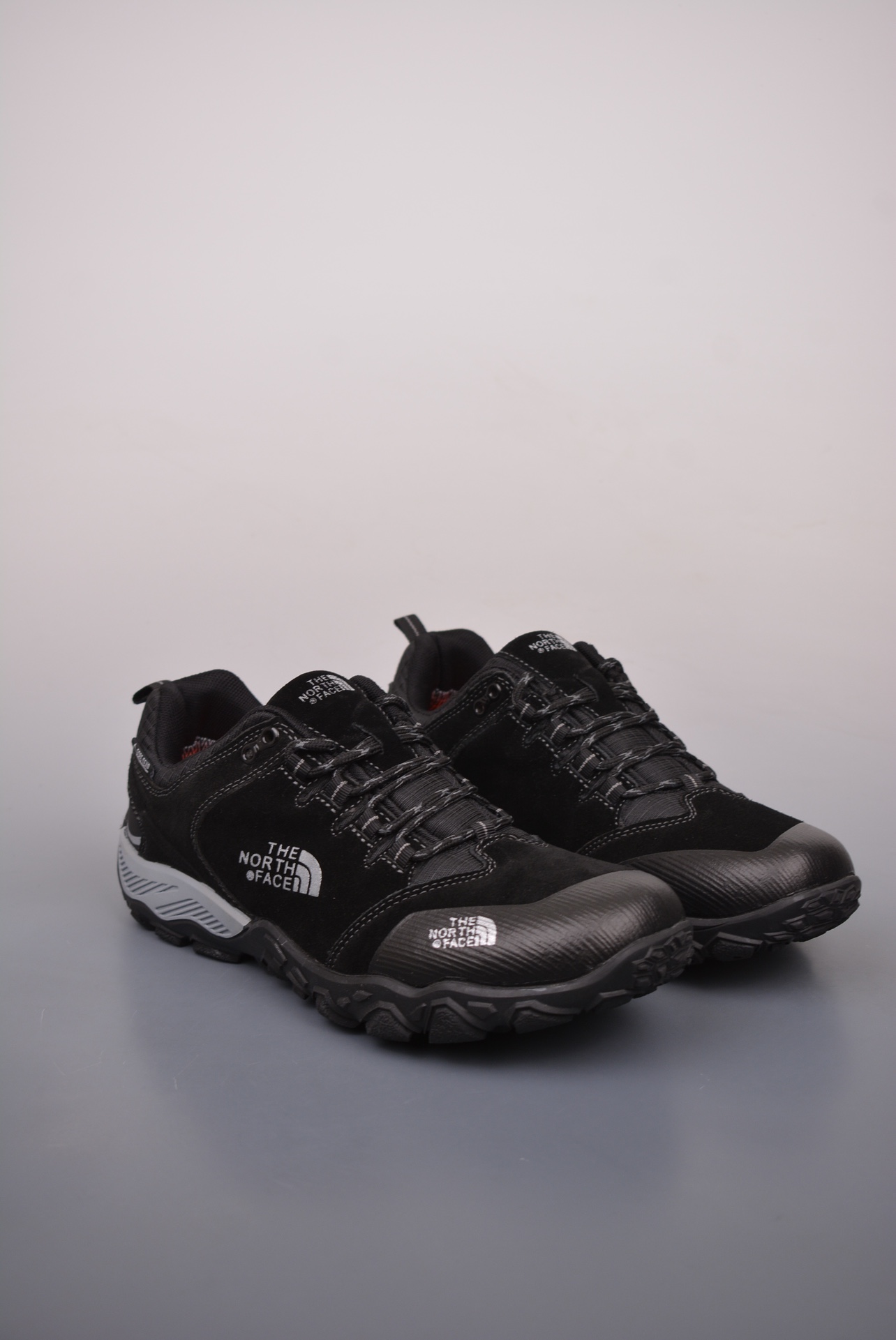 The North Face Cedar Mesa Low Hiking Shoes Black Silver Gray AACNW6T7 869B