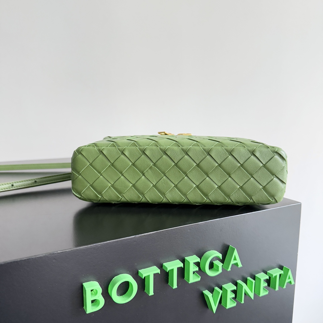 Bottega Veneta 2024 Woven Zippered Baguette Bag 789109