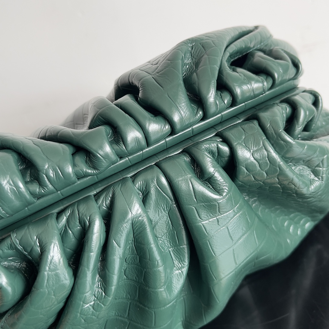 Bottega Veneta POUCH crocodile pleated cloud bag 576227