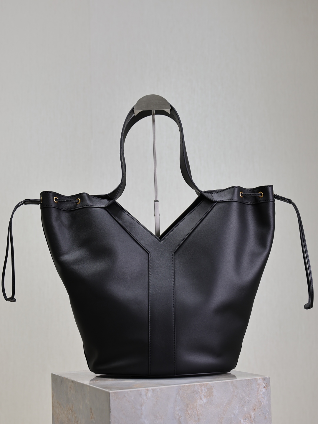 Yves Saint Laurent Leather HOBO Large Handbag 833160