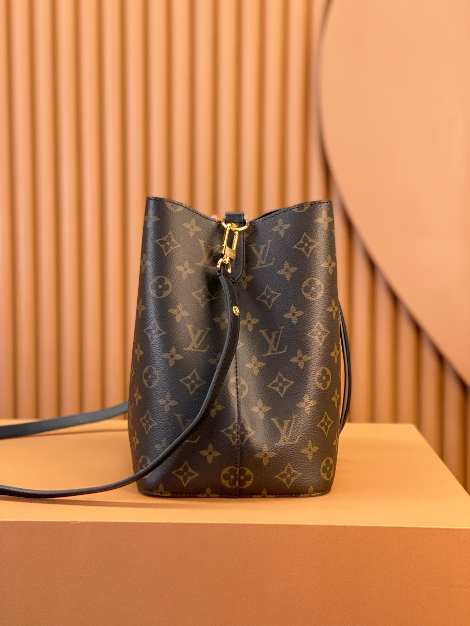 Louis Vuitton NÉONOÉ Medium Handbag M44020