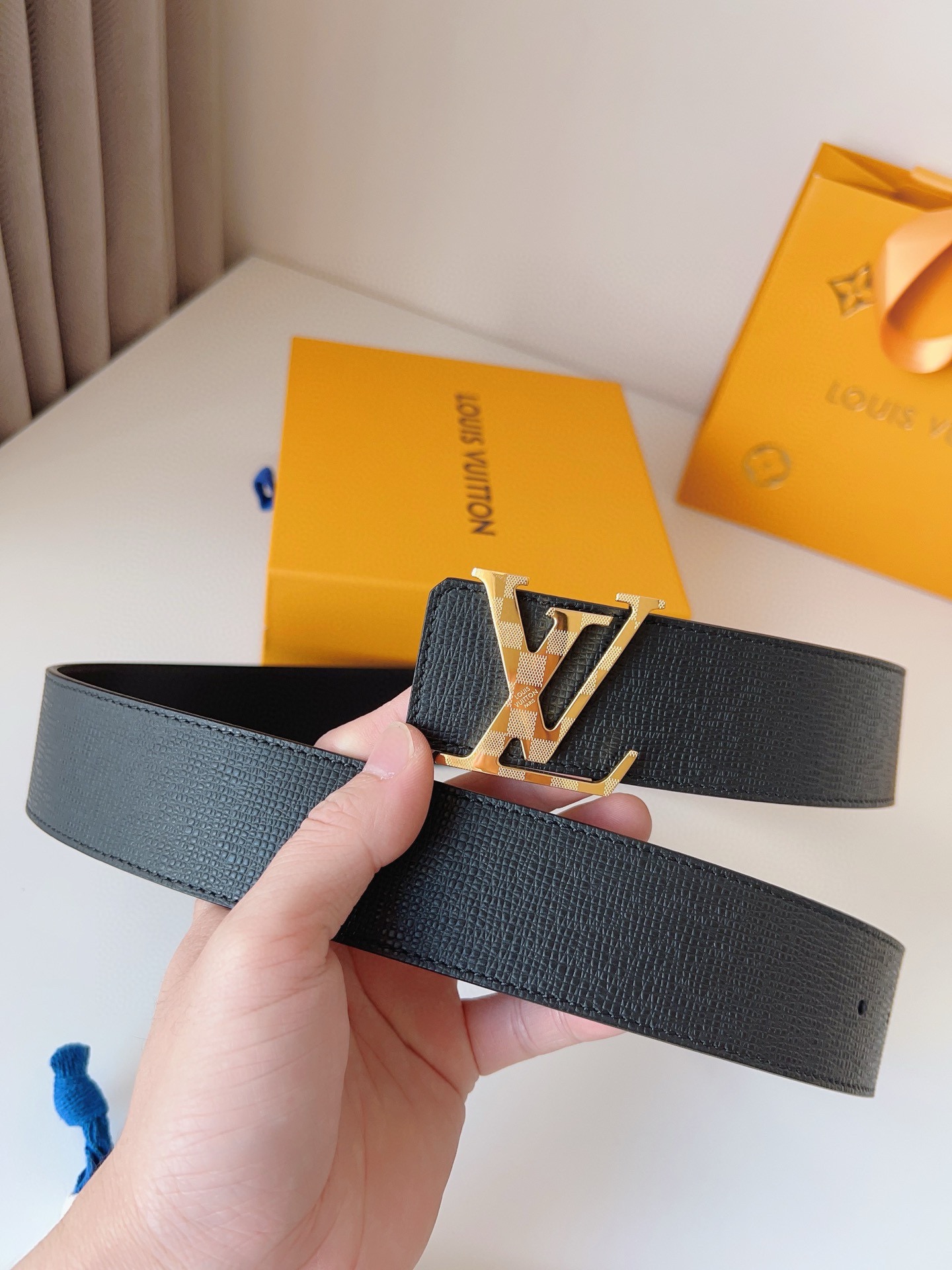 Louis Vuitton engraved buckle men's belt, 4cm wide