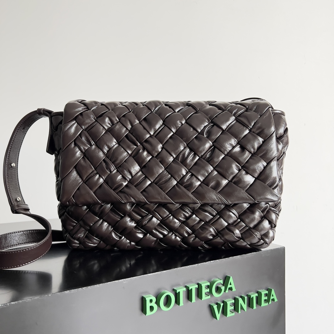 Bottega Veneta 24 Rumple Messenger Bag 776519