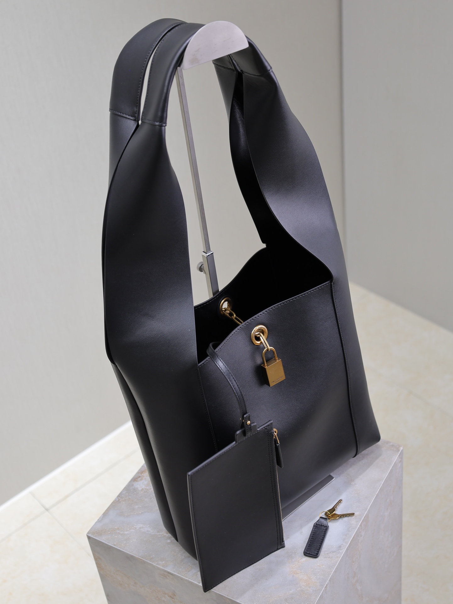 Yves Saint Laurent Hobo Shoulder Bag 773686