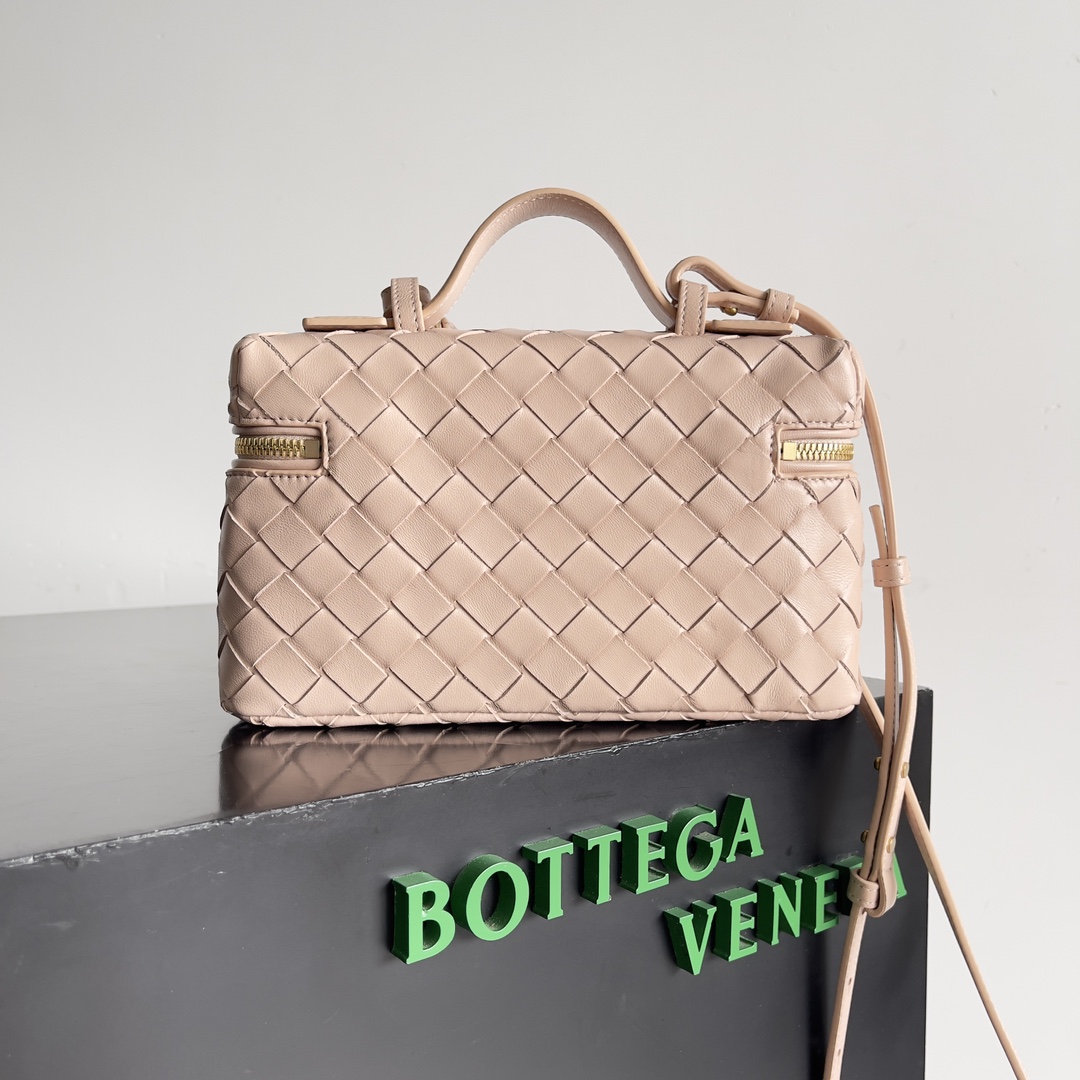 Bottega Veneta 2024 Woven Zippered Baguette Bag 789109