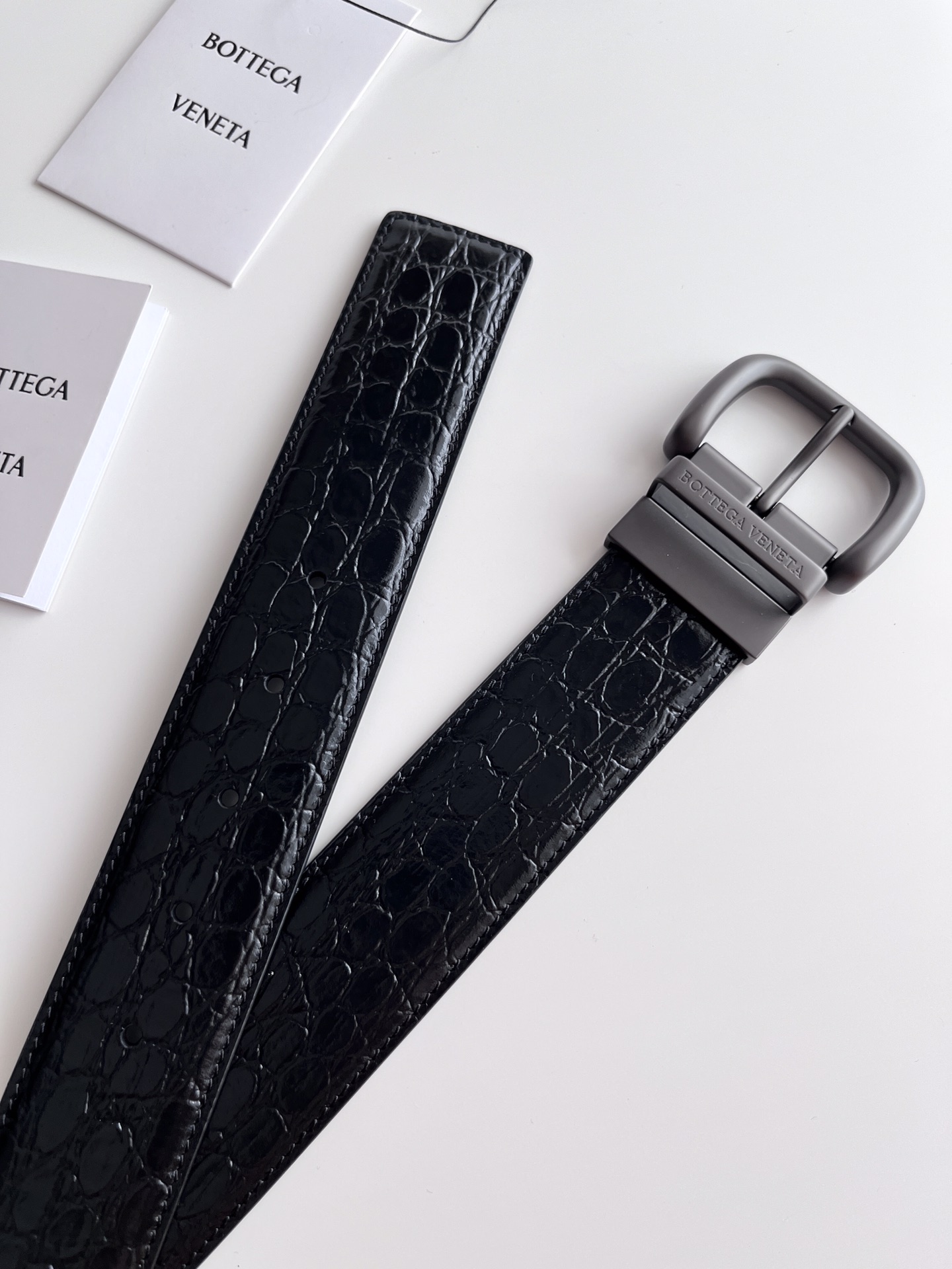 Bottega Veneta frosted pin buckle crocodile pattern leather double-sided belt, 4.0cm wide