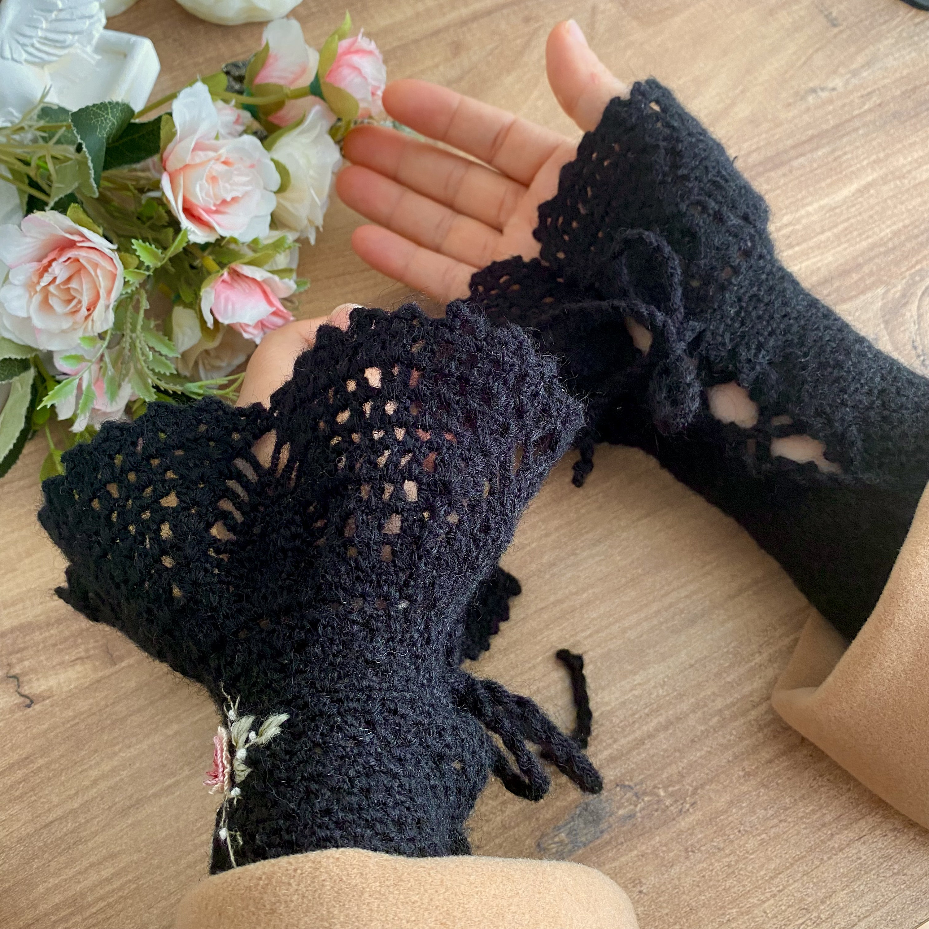 Handmade Knitted Embroidered Mittens - Adjustable Lace Gloves for a Vintage Touch 🌸✨