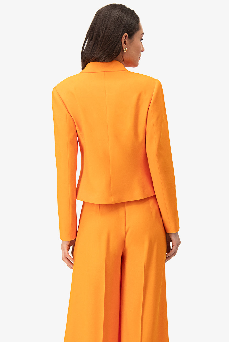 Saco naranja con un boton frontal