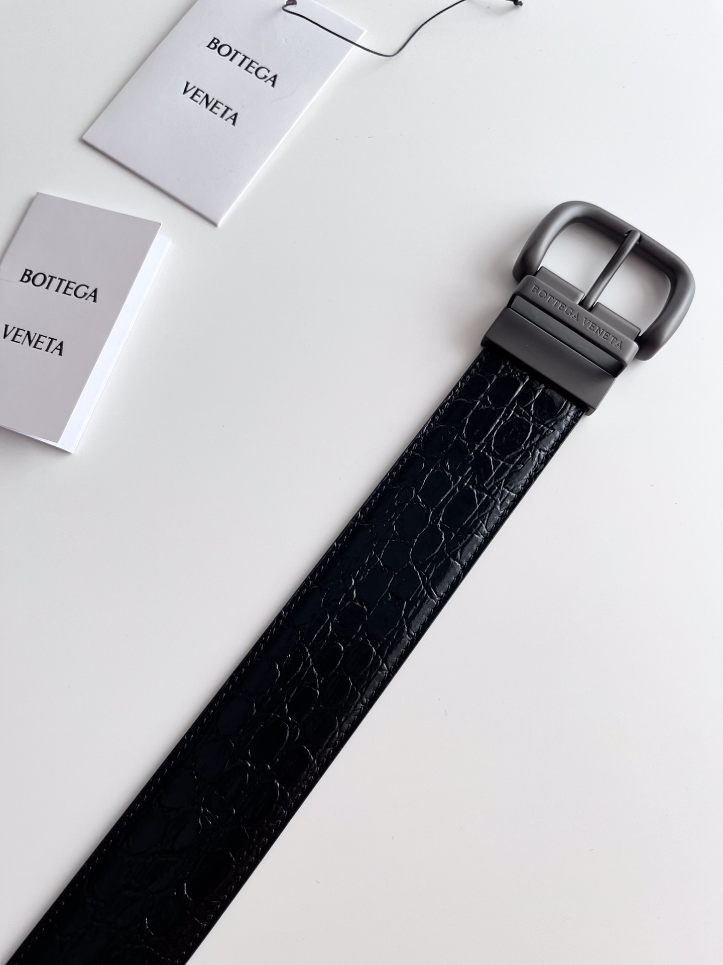 Bottega Veneta frosted pin buckle crocodile pattern leather double-sided belt, 4.0cm wide