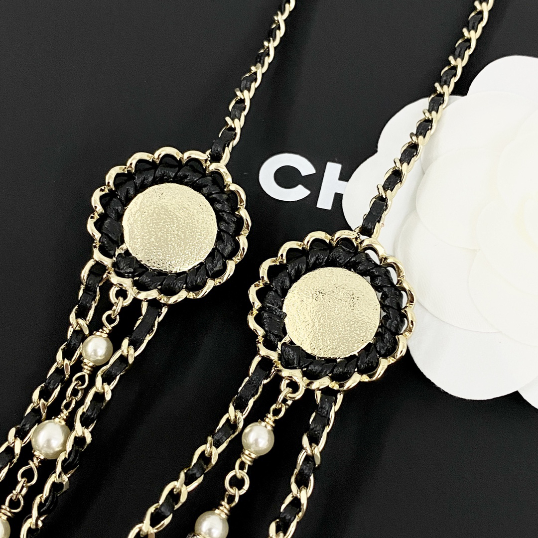CHAN 24 round pearl black leather triple chain