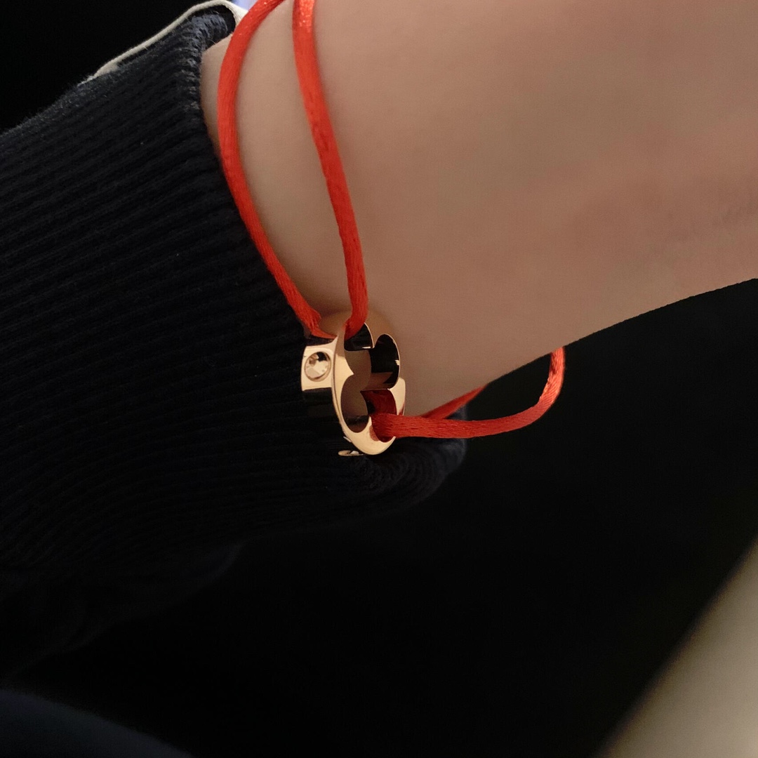 Louis Vuitton EMPREINTE series hollow lucky bracelet