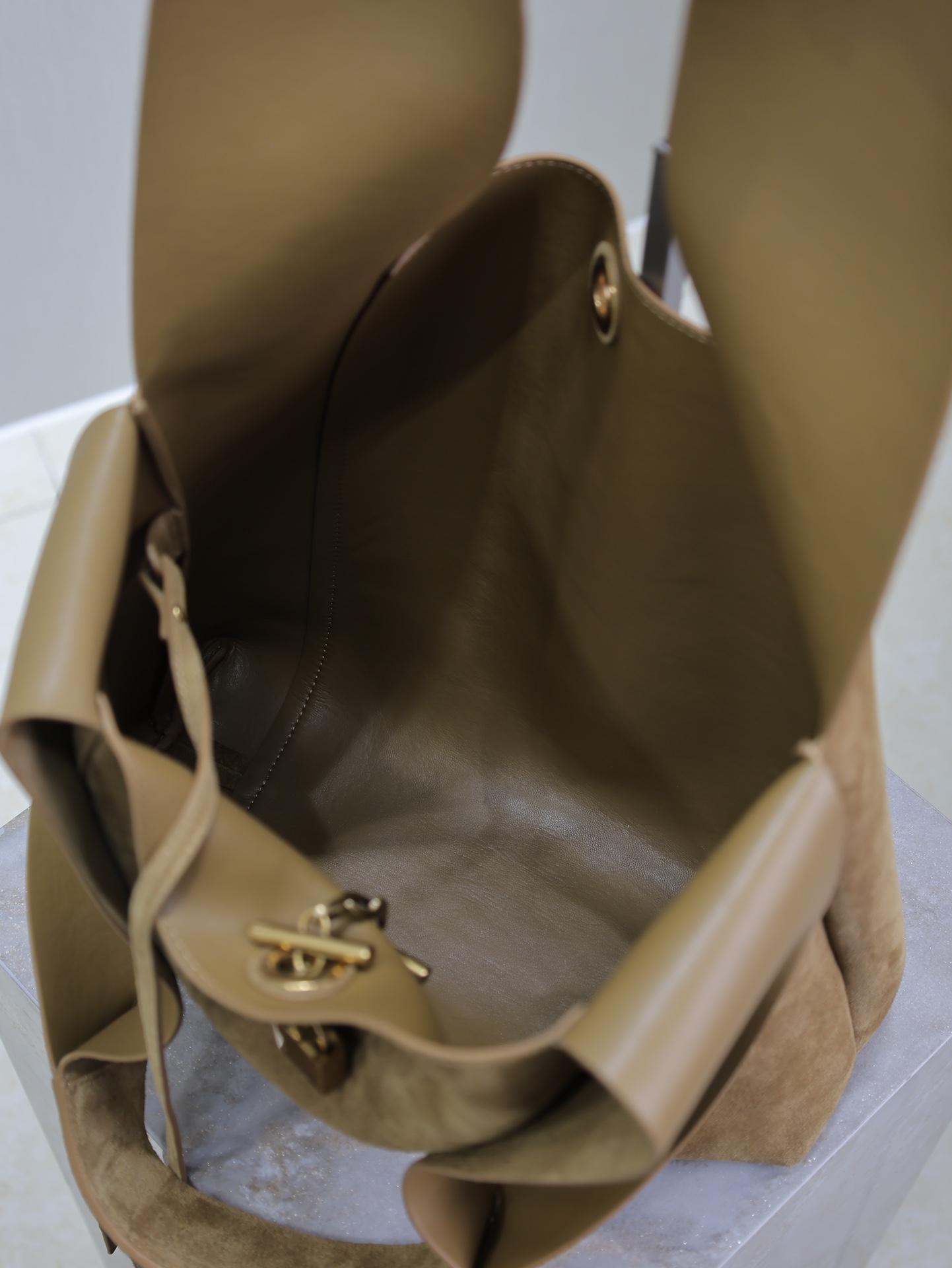 Yves Saint Laurent Hobo Shoulder Bag 773686