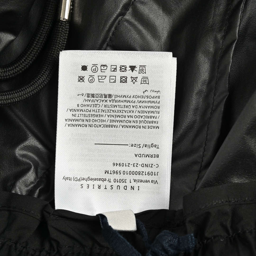 Moncler 24ss Bermuda shorts with small back pockets