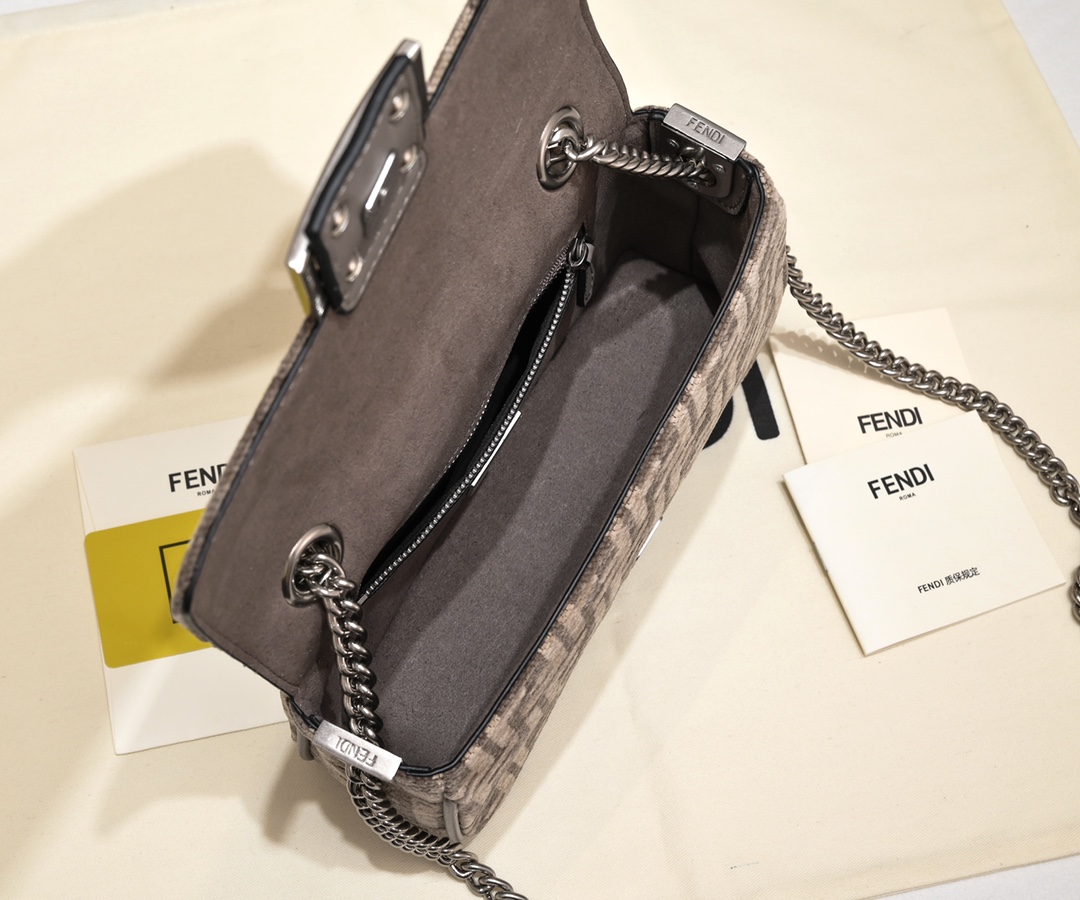 FENDI conic Baquette chain bag 6601