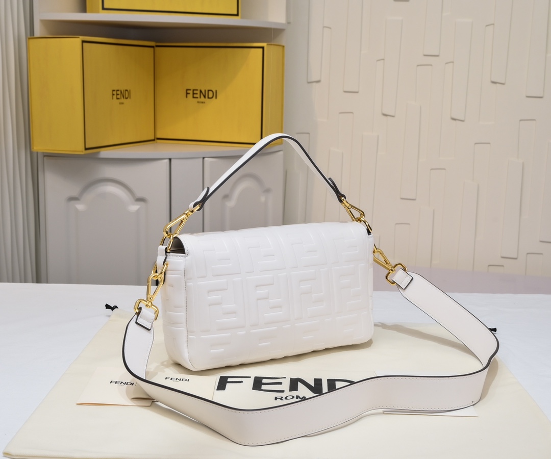 FENDI BAGUETTE handbag 6608