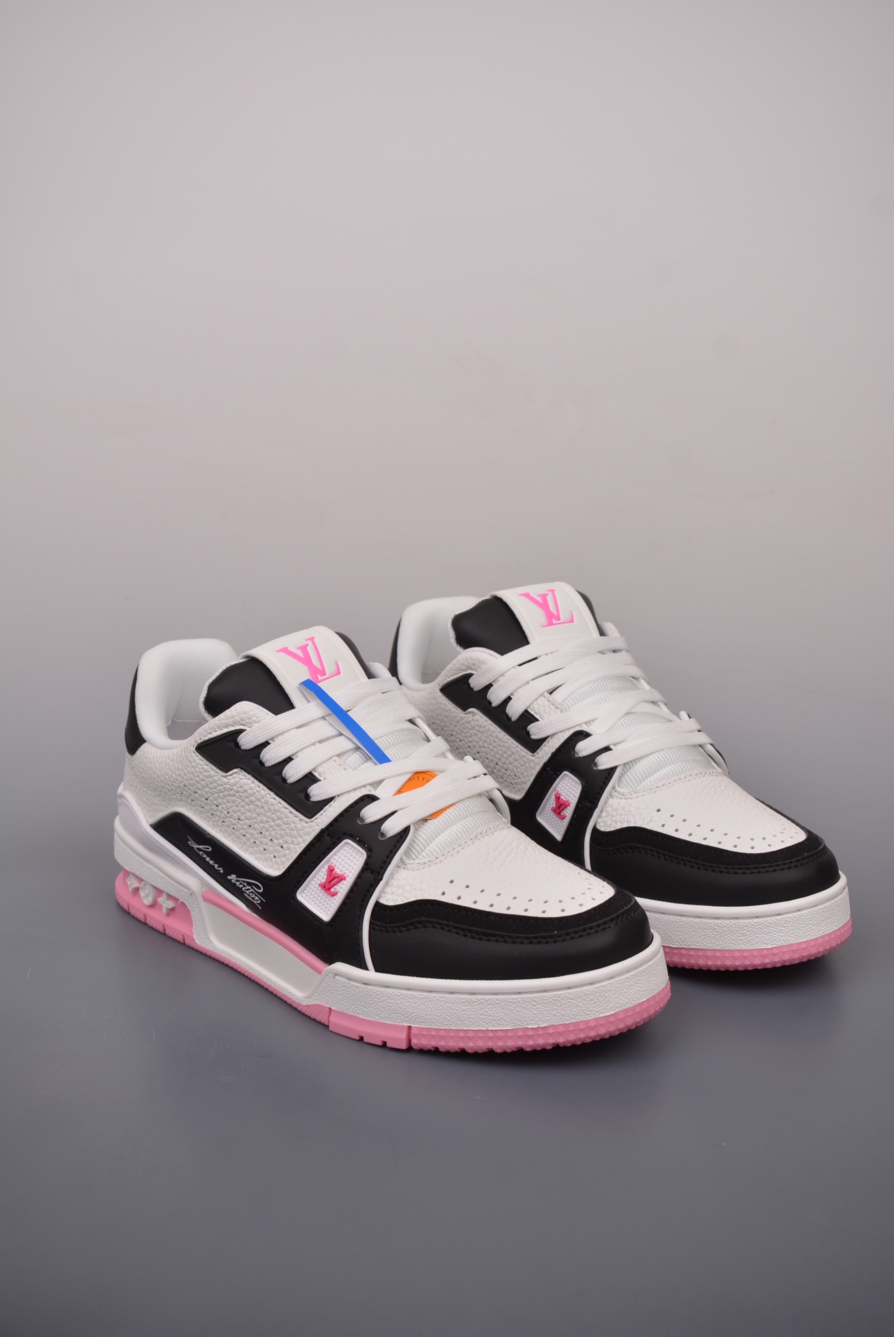 Louis Vuitton Trainer Sneaker Low Black, White and Pink Signature Edition 1ADE00