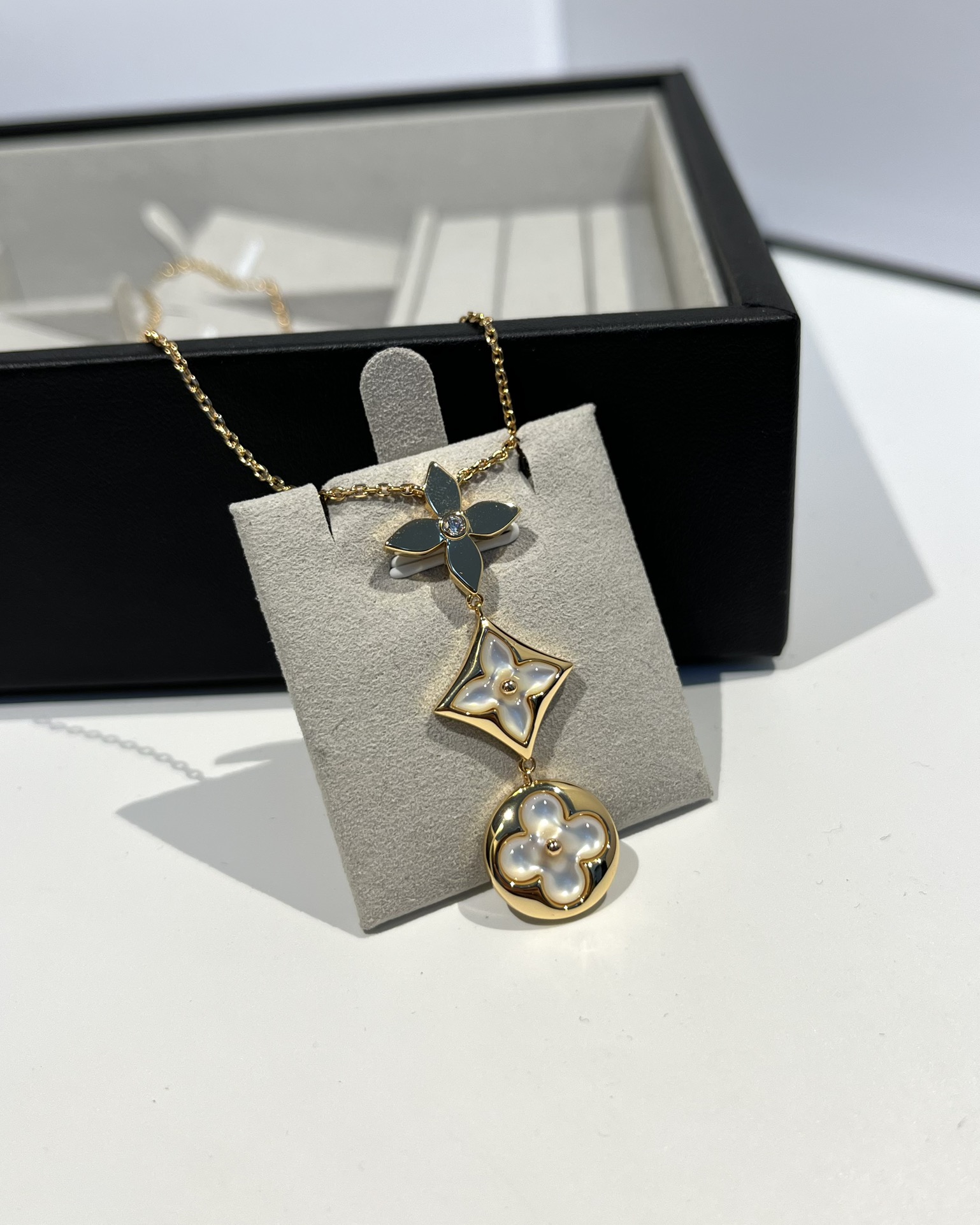 LV Color Blossom Series Mother-of-Pearl Three-Flower Necklace