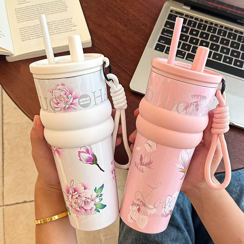 Floral pattern insulated water bottle, large capacity, stainless steel straw cup, perfect for use in the car or office.